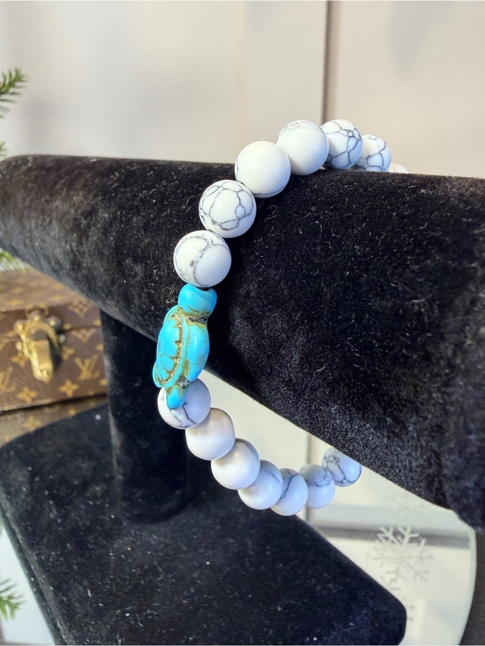 White Howlite Beaded Bracelet with Turquoise Turtle Accent